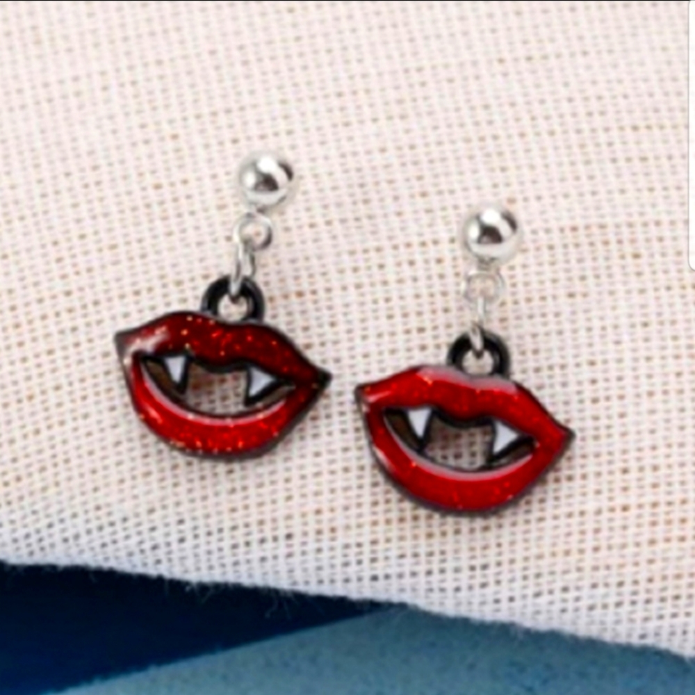 🧛‍♂️ Vampire Fangs With Red Lips Earrings 🧛